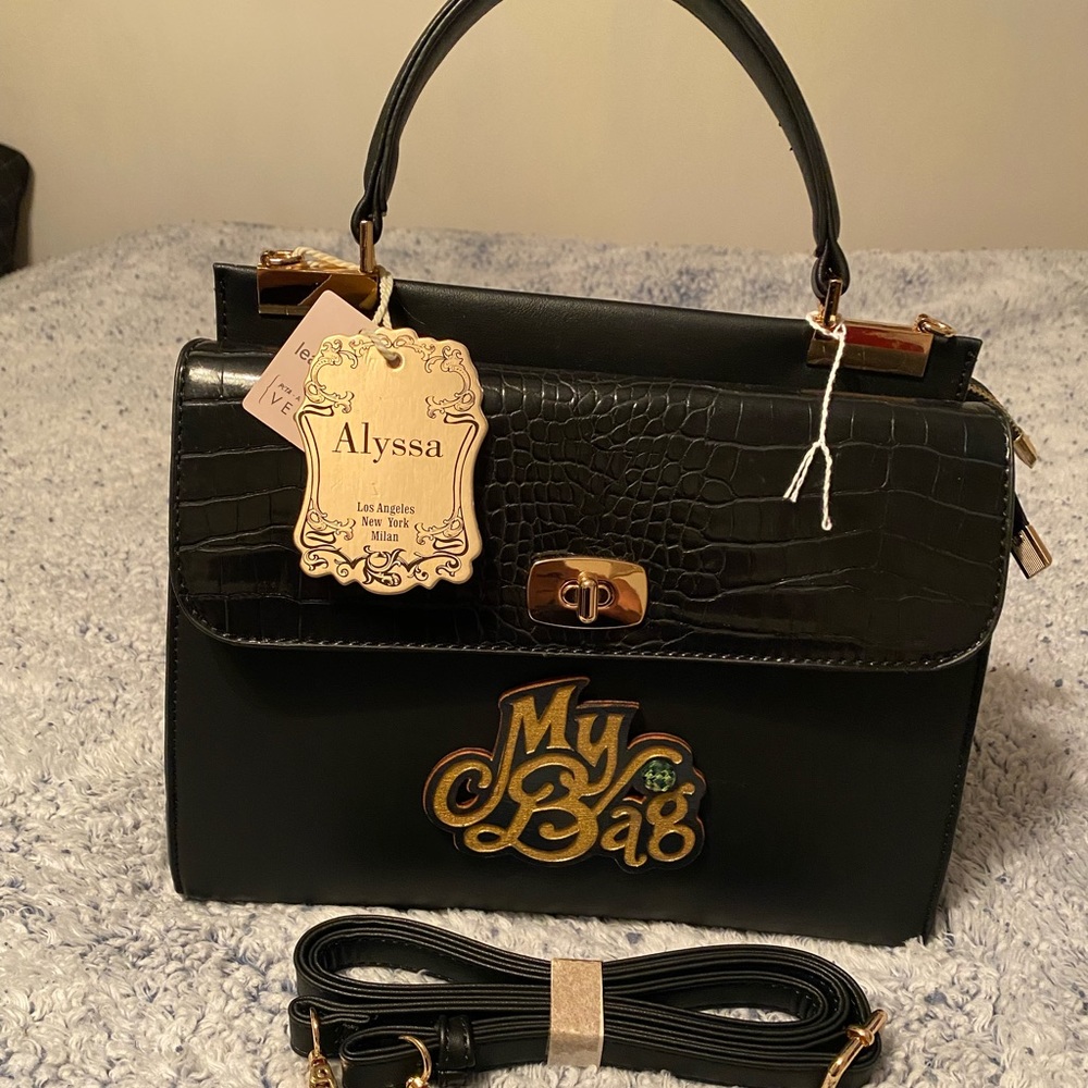 I am selling this beautiful black pocketbook